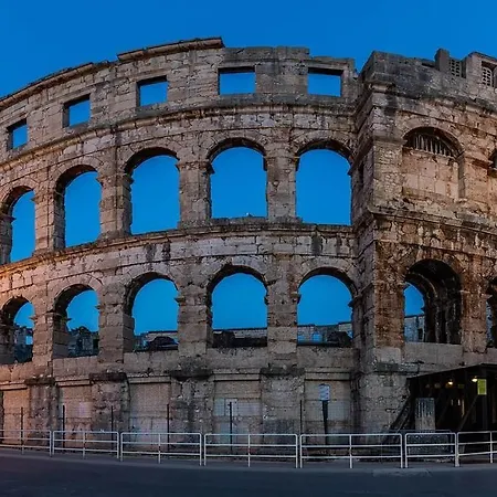 Arena Amfiteatar Διαμέρισμα Πούλα